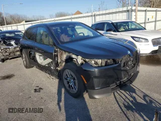 2022 BMW iX xDrive50 z VIN WB523CF09NCK46216, wystawiony jako Copart lot #46918714 z przebiegiem 26 342 mil mil oraz . Historia ofert i sprzedaży dostępna na DreamBid. Obrazek 4.