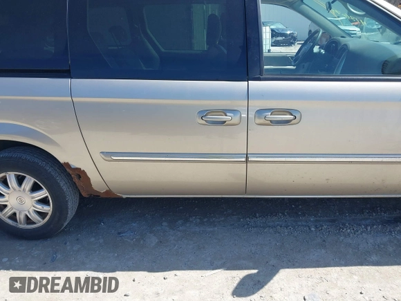 2005 Chrysler Town & Country Touring with VIN 2C4GP54LX5R132272, listed as a IAAI auction lot 41860741 with 138,402 mi miles and . Bid and sale history available at DreamBid. Image 13.
