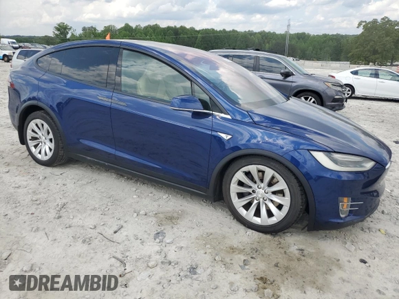 2016 Tesla Model X 70D z VIN 5YJXCBE27GF007972, wystawiony jako Copart lot #53945325 z przebiegiem 83 395 mil mil oraz Szkody całkowita. Historia ofert i sprzedaży dostępna na DreamBid. Obrazek 4.
