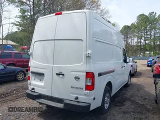 2017 Nissan NV Cargo SV z VIN 1N6AF0LY5HN804102, wystawiony jako IAAI lot #41942049 z przebiegiem 116 323 mil mil oraz . Historia ofert i sprzedaży dostępna na DreamBid. Obrazek 4.