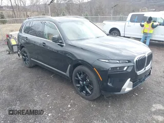 2025 BMW X7 xDrive40i z VIN 5UX23EM01S9Y67220, wystawiony jako IAAI lot #41722504 z przebiegiem 7522 mil mil oraz . Historia ofert i sprzedaży dostępna na DreamBid. Obrazek 1.