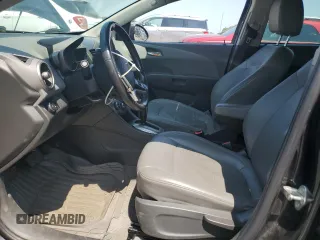 2014 Chevrolet Sonic LTZ z VIN 1G1JE6SB5E4241777, wystawiony jako Copart lot #60117705 z przebiegiem 139 287 mil mil oraz Czysty tytuł • Clean title. Historia ofert i sprzedaży dostępna na DreamBid. Obrazek 7.