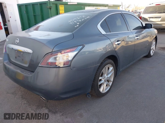 2014 Nissan Maxima SV z VIN 1N4AA5AP8EC459878, wystawiony jako IAAI lot #41307302 z przebiegiem 152 328 mil mil oraz . Historia ofert i sprzedaży dostępna na DreamBid. Obrazek 4.