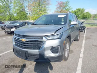 2023 Chevrolet Traverse LT Cloth z VIN 1GNEVGKW3PJ336948, wystawiony jako IAAI lot #42144619 z przebiegiem 15 580 mil mil oraz . Historia ofert i sprzedaży dostępna na DreamBid. Obrazek 2.