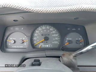1997 Mercury Grand Marquis GS z VIN 2MELM74W4VX723365, wystawiony jako IAAI lot #42418646 z przebiegiem 197 362 mil mil oraz . Historia ofert i sprzedaży dostępna na DreamBid. Obrazek 7.