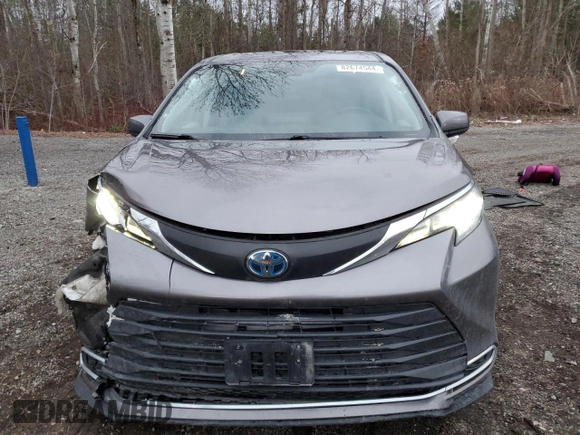 2021 Toyota Sienna XLE with VIN 5TDGSKFC9MS020952, listed as a Copart auction lot 82674544 with 71,333 mi miles and Salvage Title. Bid and sale history available at carsss.com. Image 5.
