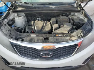 2013 Kia Sorento LX z VIN 5XYKTCA66DG423668, wystawiony jako Copart lot #43718905 z przebiegiem 201 892 mil mil oraz Szkoda całkowita • Salvage title. Historia ofert i sprzedaży dostępna na DreamBid. Obrazek 12.
