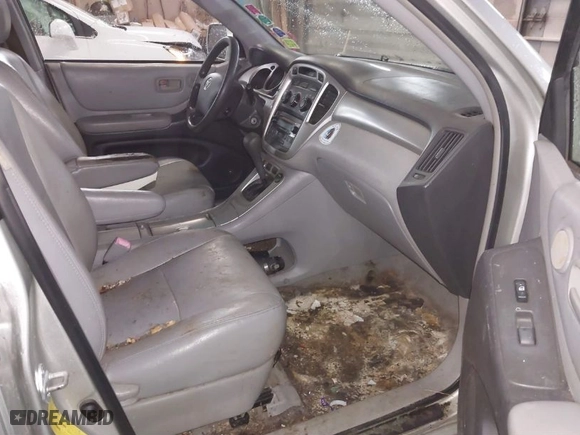 2004 Toyota Highlander with VIN JTEEP21AX40037031, listed as a IAAI auction lot 41798029 with 322,390 mi miles. Bid and sale history available at carsss.com. Image 5.
