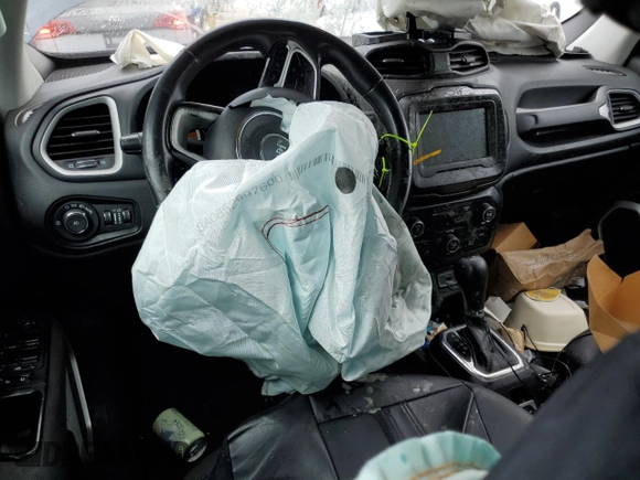 2020 Jeep Renegade Latitude z VIN ZACNJABB5LPL31028, wystawiony jako Copart lot #55539615 z przebiegiem 154 396 mil mil oraz Szkoda całkowita • Salvage title. Historia ofert i sprzedaży dostępna na DreamBid. Obrazek 8.
