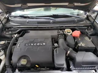 2016 Lincoln MKS z VIN 1LNHL9DK1GG600467, wystawiony jako Copart lot #60660915 z przebiegiem 90 180 mil mil oraz Czysty tytuł • Clean title. Historia ofert i sprzedaży dostępna na DreamBid. Obrazek 11.