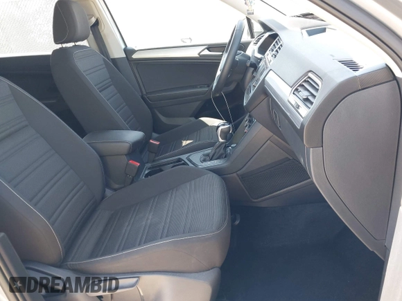 2024 Volkswagen Tiguan S z VIN 3VVRB7AX0RM029581, wystawiony jako IAAI lot #41938762 z przebiegiem 26 129 mil mil oraz . Historia ofert i sprzedaży dostępna na DreamBid. Obrazek 5.
