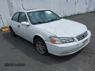 2001 Toyota Camry CE z VIN JT2BG22K910537796, wystawiony jako IAAI lot #42313174 z przebiegiem 210 235 mil mil oraz . Historia ofert i sprzedaży dostępna na DreamBid. Obrazek 1.
