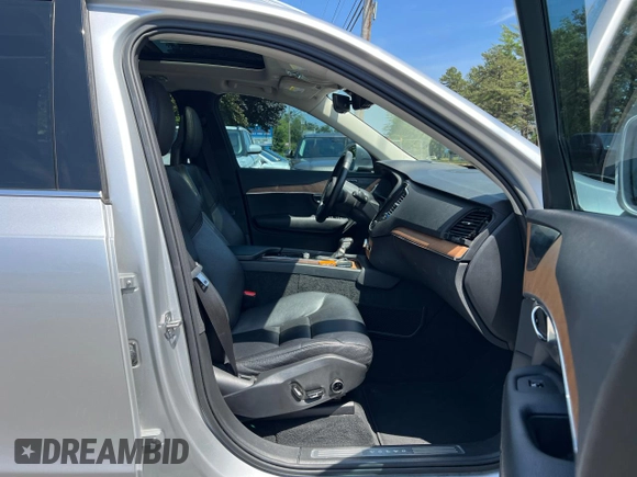 2021 Volvo XC90 Momentum z VIN YV4102CK7M1688329, wystawiony jako Copart lot #61495905 z przebiegiem 97 604 mil mil oraz Czysty tytuł • Clean title. Historia ofert i sprzedaży dostępna na DreamBid. Obrazek 5.