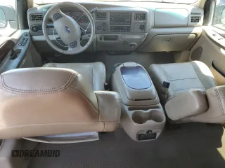 2004 Ford Excursion Limited z VIN 1FMNU43S94EB57481, wystawiony jako Copart lot #54445455 z przebiegiem 284 737 mil mil oraz Czysty tytuł • Clean title. Historia ofert i sprzedaży dostępna na DreamBid. Obrazek 8.
