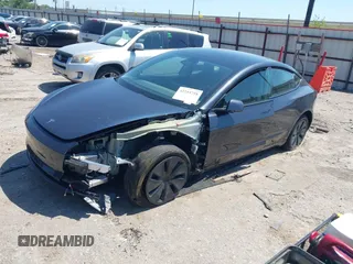 2025 Tesla Model 3 Long Range z VIN 5YJ3E1EB6SF924607, wystawiony jako IAAI lot #42255758 z przebiegiem 5 881 mil mil oraz . Historia ofert i sprzedaży dostępna na DreamBid. Obrazek 16.