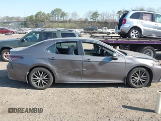 2023 Toyota Camry SE z VIN 4T1G11BK6PU096991, wystawiony jako IAAI lot #42062219 z przebiegiem 82 824 mil mil oraz . Historia ofert i sprzedaży dostępna na DreamBid. Obrazek 13.