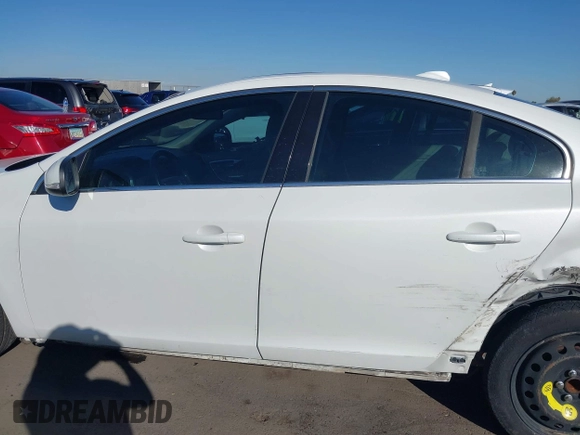 2015 Volvo S60 T5 Drive-E Premier z VIN YV140MFB4F2301427, wystawiony jako IAAI lot #41677045 z przebiegiem 103 262 mil mil oraz . Historia ofert i sprzedaży dostępna na DreamBid. Obrazek 15.