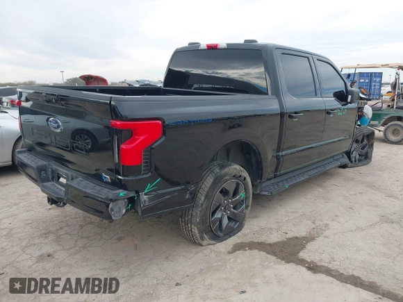 2023 Ford F-150 Lightning Pro z VIN 1FTVW1ELXPWG55836, wystawiony jako IAAI lot #41328873 z przebiegiem 6 742 mil mil oraz . Historia ofert i sprzedaży dostępna na DreamBid. Obrazek 4.