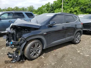 2022 Kia Seltos S z VIN KNDEUCAA3N7295757, wystawiony jako Copart lot #61376625 z przebiegiem 22 057 mil mil oraz Czysty tytuł • Clean title. Historia ofert i sprzedaży dostępna na DreamBid. Obrazek 1.