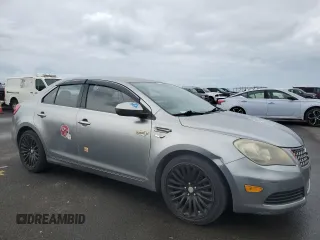 2011 Suzuki Kizashi SE z VIN JS2RE9A3XB6111196, wystawiony jako Copart lot #48076635 z przebiegiem 113 569 mil mil oraz Szkody całkowita. Historia ofert i sprzedaży dostępna na DreamBid. Obrazek 4.