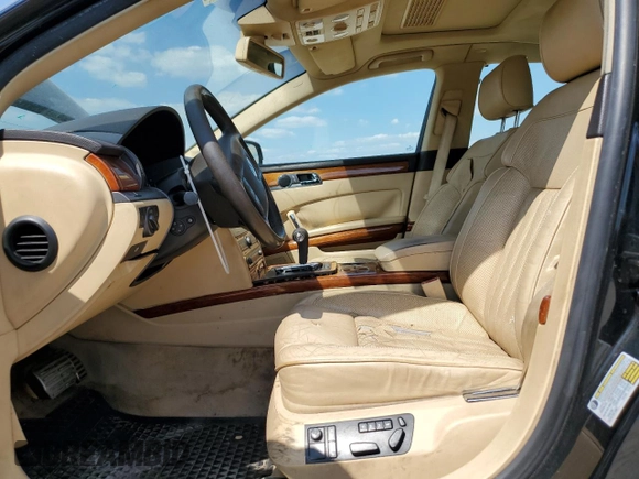 2005 Volkswagen Phaeton z VIN WVWAF03D658003589, wystawiony jako Copart lot #74049134 z przebiegiem 124 506 mil mil oraz Tytuł czysty. Historia ofert i sprzedaży dostępna na DreamBid. Obrazek 7.