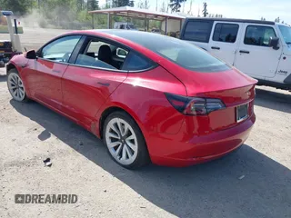 2022 Tesla Model 3 Long Range z VIN 5YJ3E1EB5NF174606, wystawiony jako IAAI lot #42463894 z przebiegiem 36 677 mil mil oraz . Historia ofert i sprzedaży dostępna na DreamBid. Obrazek 3.
