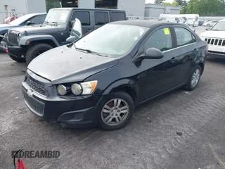 2015 Chevrolet Sonic LT z VIN 1G1JC5SHXF4131748, wystawiony jako IAAI lot #42229755 z przebiegiem 227 505 mil mil oraz . Historia ofert i sprzedaży dostępna na DreamBid. Obrazek 2.