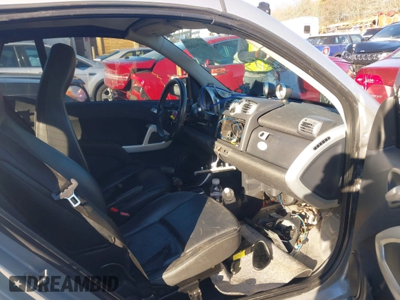 2009 Smart fortwo Passion z VIN WMEEK31X59K275024, wystawiony jako IAAI lot #41394684 z przebiegiem 71 950 mil mil oraz . Historia ofert i sprzedaży dostępna na DreamBid. Obrazek 5.