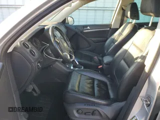 2012 Volkswagen Tiguan LE z VIN WVGAV7AX6CW594438, wystawiony jako Copart lot #42971665 z przebiegiem 120 532 mil mil oraz Szkoda całkowita • Salvage title. Historia ofert i sprzedaży dostępna na DreamBid. Obrazek 7.