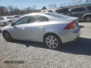 2013 Volvo S60 T6 R-Design Platinum z VIN YV1902FHXD2197960, wystawiony jako Copart lot #48848335 z przebiegiem 104 547 mil mil oraz Szkoda całkowita • Salvage title. Historia ofert i sprzedaży dostępna na DreamBid. Obrazek 2.