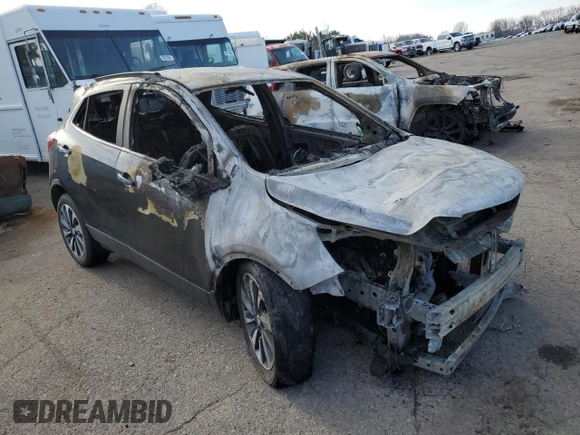 2020 Buick Encore Essence z VIN KL4CJGSB7LB048177, wystawiony jako Copart lot #89152405 z przebiegiem Nie podano mil oraz Nie do naprawy. Historia ofert i sprzedaży dostępna na DreamBid. Obrazek 4.