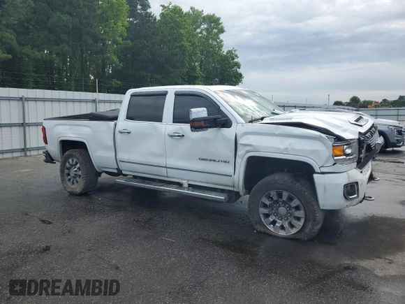 2017 GMC Sierra 2500HD Denali z VIN 1GT12UEY0HF216704, wystawiony jako Copart lot #56409765 z przebiegiem 111 525 mil mil oraz Szkoda całkowita • Salvage title. Historia ofert i sprzedaży dostępna na DreamBid. Obrazek 4.