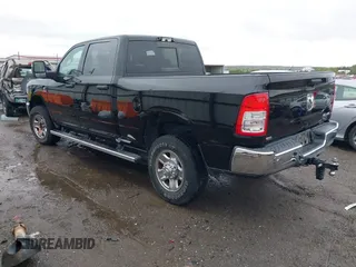 2023 Ram 2500 Tradesman z VIN 3C6UR5CL9PG593221, wystawiony jako IAAI lot #41959202 z przebiegiem 29 303 mil mil oraz . Historia ofert i sprzedaży dostępna na DreamBid. Obrazek 3.