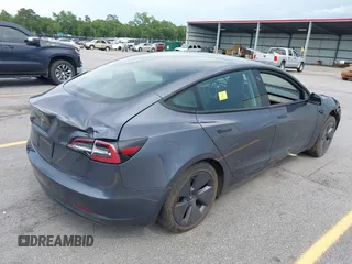 2023 Tesla Model 3 z VIN 5YJ3E1EA1PF449575, wystawiony jako IAAI lot #42457119 z przebiegiem 51 084 mil mil oraz . Historia ofert i sprzedaży dostępna na DreamBid. Obrazek 4.