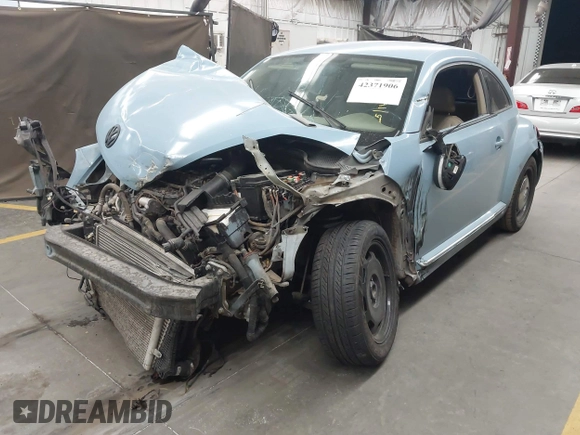2014 Volkswagen Beetle 1.8T z VIN 3VWJ17AT8EM662235, wystawiony jako IAAI lot #42371906 z przebiegiem 118 173 mil mil oraz . Historia ofert i sprzedaży dostępna na DreamBid. Obrazek 17.