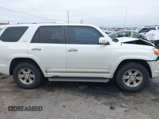 2010 Toyota 4Runner SR5 z VIN JTEZU5JR3A5012665, wystawiony jako IAAI lot #41380625 z przebiegiem 603 729 mil mil oraz . Historia ofert i sprzedaży dostępna na DreamBid. Obrazek 13.
