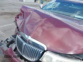 2000 Lincoln Town Car Signature z VIN 1LNHM82W2YY865648, wystawiony jako IAAI lot #42230897 z przebiegiem 195 602 mil mil oraz . Historia ofert i sprzedaży dostępna na DreamBid. Obrazek 6.