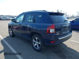 2017 Jeep Compass Latitude z VIN 1C4NJDEBXHD139853, wystawiony jako IAAI lot #41628539 z przebiegiem 103 182 mil mil oraz . Historia ofert i sprzedaży dostępna na DreamBid. Obrazek 3.