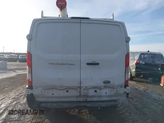 2017 Ford Transit z VIN 1FTYR1YM0HKB27935, wystawiony jako IAAI lot #41513908 z przebiegiem 80 422 mil mil oraz . Historia ofert i sprzedaży dostępna na DreamBid. Obrazek 16.