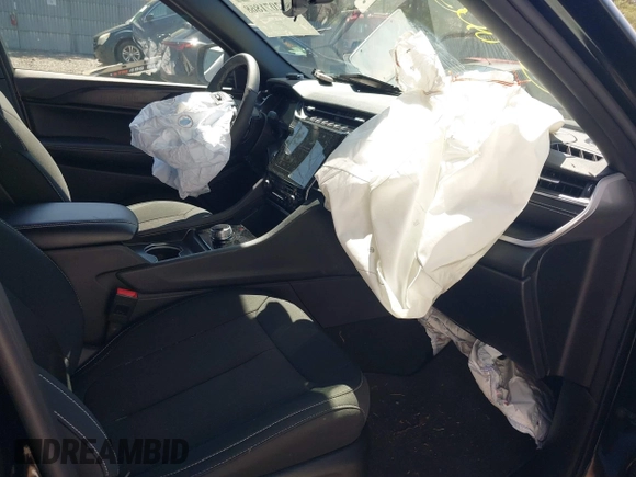 2024 Jeep Grand Cherokee Laredo z VIN 1C4RJHAGXRC252560, wystawiony jako IAAI lot #42071868 z przebiegiem 11 991 mil mil oraz . Historia ofert i sprzedaży dostępna na DreamBid. Obrazek 5.