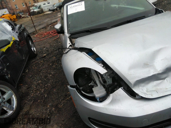 2013 Volkswagen Beetle 2.5L z VIN 3VW5P7AT4DM813232, wystawiony jako IAAI lot #39203795 z przebiegiem 81 397 mil mil oraz . Historia ofert i sprzedaży dostępna na DreamBid. Obrazek 6.