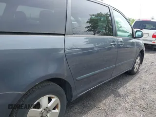 2007 Toyota Sienna CE z VIN 5TDZK23C77S060464, wystawiony jako IAAI lot #42343357 z przebiegiem 225 500 mil mil oraz . Historia ofert i sprzedaży dostępna na DreamBid. Obrazek 6.