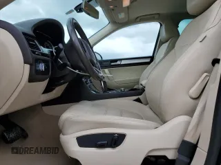 2013 Volkswagen Touareg Exec z VIN WVGEF9BP6DD013915, wystawiony jako Copart lot #55024485 z przebiegiem 238 848 mil mil oraz Szkody całkowita. Historia ofert i sprzedaży dostępna na DreamBid. Obrazek 7.