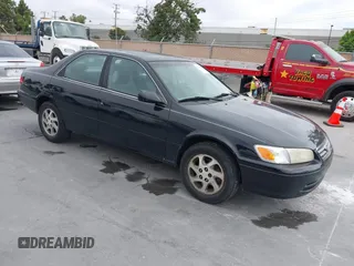 2001 Toyota Camry CE z VIN 4T1BG22K81U788403, wystawiony jako IAAI lot #42469957 z przebiegiem 203 722 mil mil oraz . Historia ofert i sprzedaży dostępna na DreamBid. Obrazek 1.