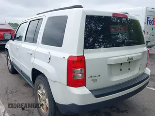 2011 Jeep Patriot Latitude z VIN 1J4NF1GB2BD265915, wystawiony jako IAAI lot #42248177 z przebiegiem 148 092 mil mil oraz . Historia ofert i sprzedaży dostępna na DreamBid. Obrazek 3.