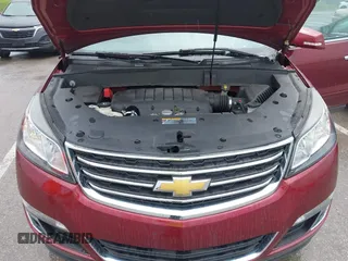 2015 Chevrolet Traverse LT z VIN 1GNKRGKD1FJ292257, wystawiony jako IAAI lot #42217359 z przebiegiem 93 892 mil mil oraz . Historia ofert i sprzedaży dostępna na DreamBid. Obrazek 10.