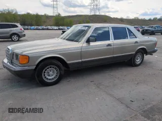 1985 Mercedes-Benz 500 SEL z VIN WDBCA37D4FA159349, wystawiony jako Copart lot #56601725 z przebiegiem 168 327 mil mil oraz Czysty tytuł • Clean title. Historia ofert i sprzedaży dostępna na DreamBid. Obrazek 1.