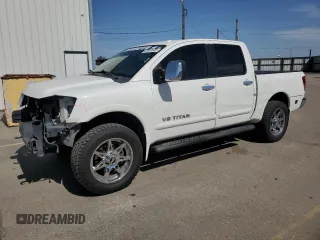 2011 Nissan Titan Pro-4X z VIN 1N6BA0EC2BN317628, wystawiony jako Copart lot #52367505 z przebiegiem 178 601 mil mil oraz Szkody całkowita. Historia ofert i sprzedaży dostępna na DreamBid. Obrazek 1.