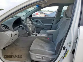 2010 Toyota Camry z VIN 4T1BF3EK9AU528161, wystawiony jako Copart lot #59441395 z przebiegiem 110 663 mil mil oraz Czysty tytuł • Clean title. Historia ofert i sprzedaży dostępna na DreamBid. Obrazek 7.
