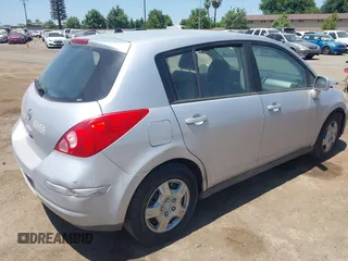 2007 Nissan Versa S z VIN 3N1BC13EX7L362219, wystawiony jako IAAI lot #42359806 z przebiegiem 153 173 mil mil oraz . Historia ofert i sprzedaży dostępna na DreamBid. Obrazek 4.
